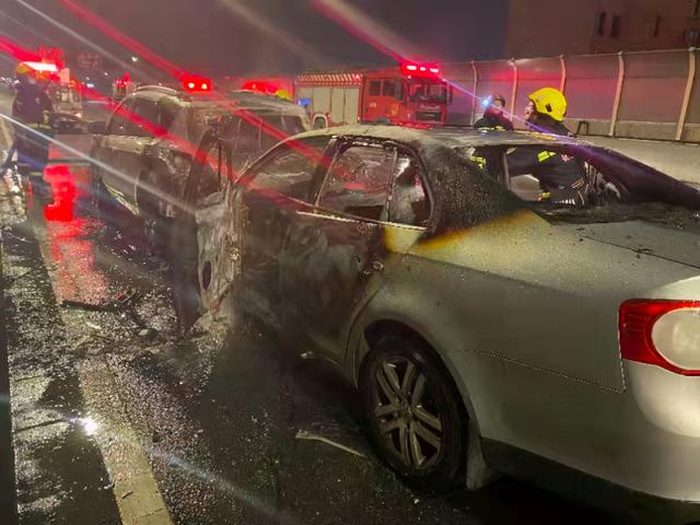 杭州日报 秋石高架发生四车追尾事故，两车起火！幸好无人伤亡