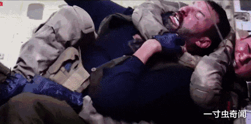 狭路相逢 人类手持砍刀，与狼狭路相逢，谁能获胜？其实丢掉砍刀，胜算更大