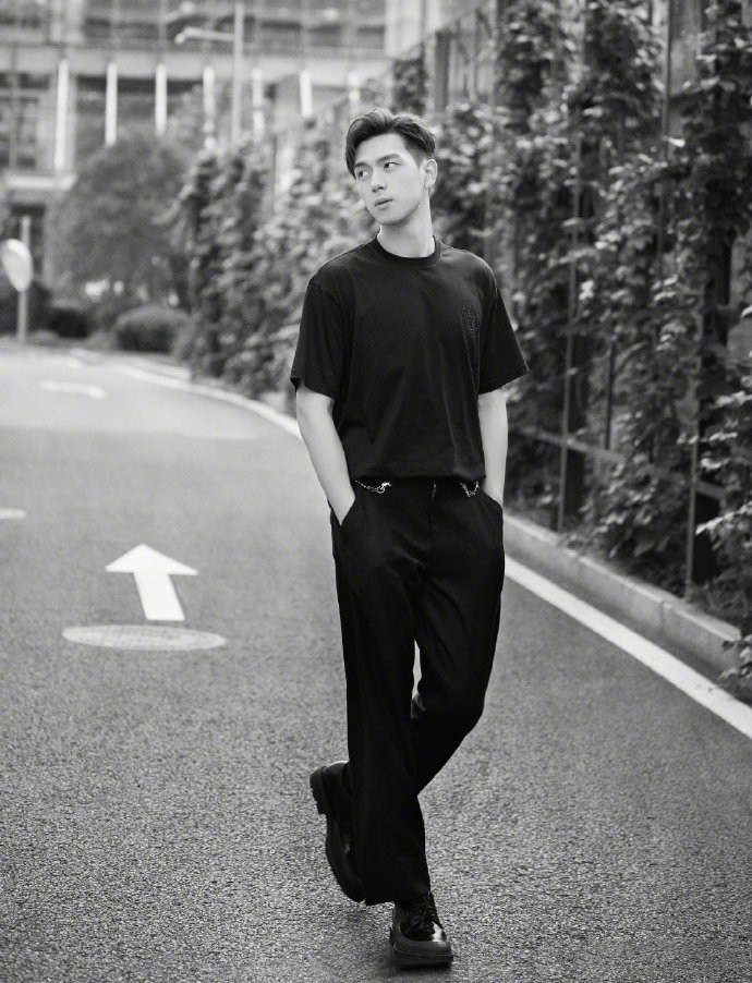 混搭时尚Anna|30岁李现剧外好奢侈,穿5000黑色T恤时髦又年轻,比剧里帅气多了