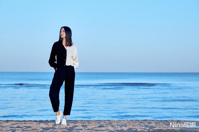 张梓琳|张梓琳罕见带俩娃逛公园，穿T恤配半身裙，5岁女儿露背裙比妈还招摇