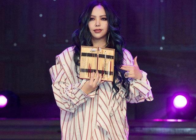 张惠妹|47岁的张惠妹瘦成“闪电”，减重60斤成“V脸”，直言运动是关键