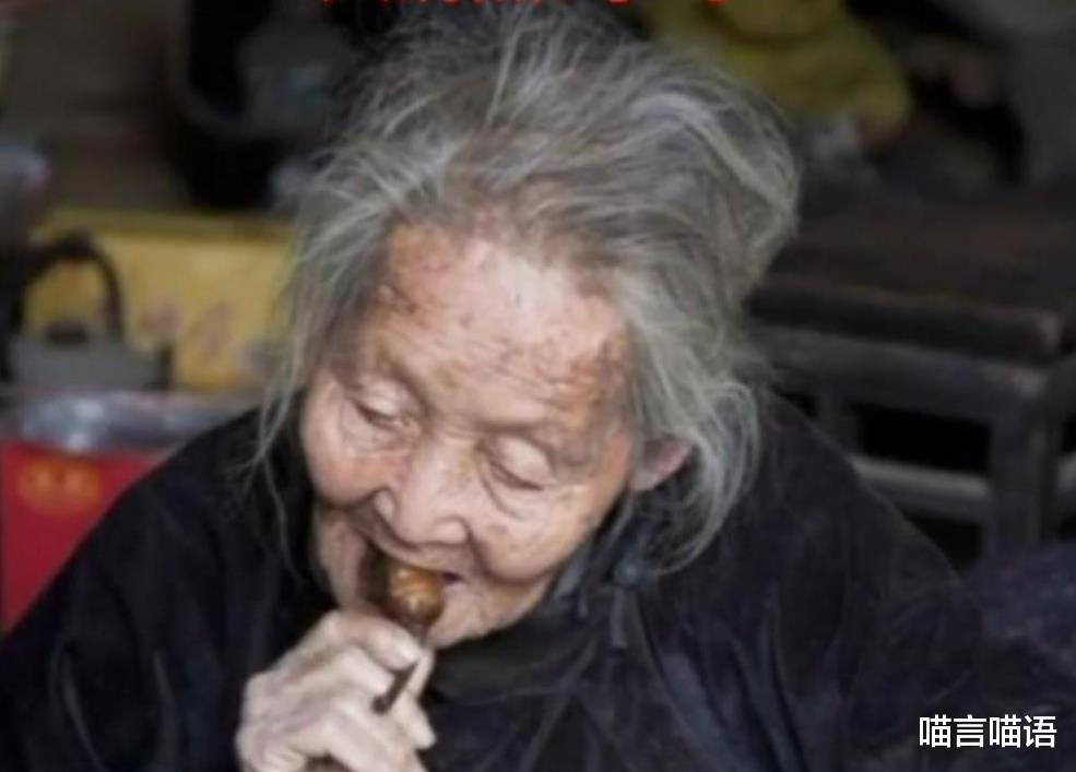 喵言喵语 岳阳一农村老人离世，家里藏了数十万现金，子女们数钱从笑数到哭