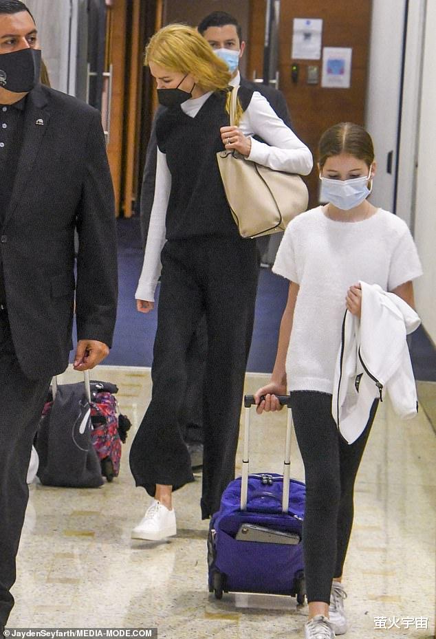 妮可·基德曼|54岁妮可·基德曼素颜现身,携两个女儿抵达悉尼,身材像妈妈