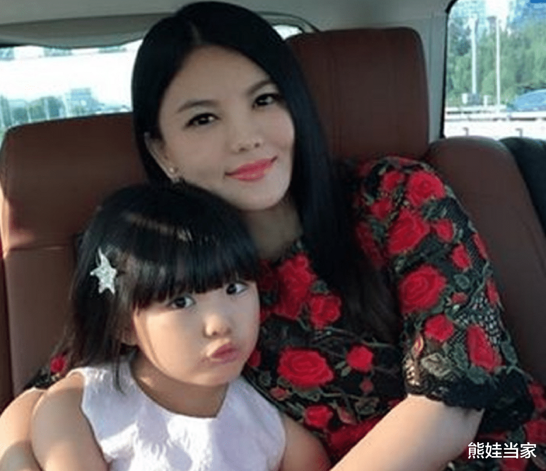 李湘|李湘富养女儿，赵薇穷养女儿，网友：同样是10岁，差距肉眼可见
