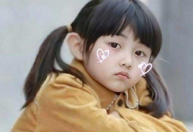 张子枫|妹妹长大了,张子枫晒照没有全身涂粉,脖子痕迹在镜头中特别显眼