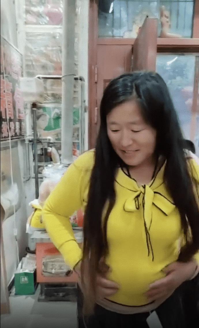 朱之文|大衣哥再当爹？老婆穿新衣腹部明显隆起，轻抚肚子被疑怀三胎