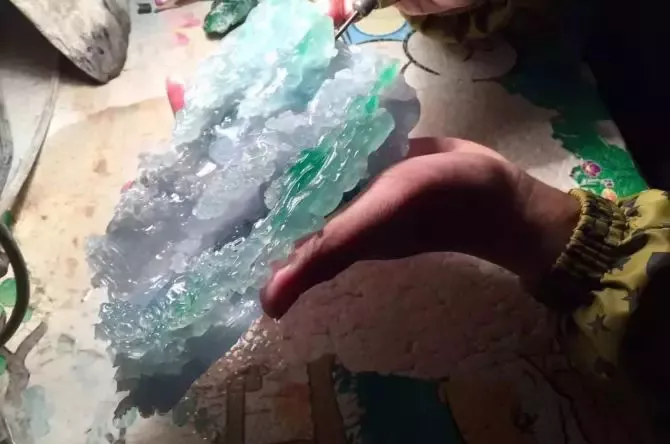 翡翠|叫价5亿的翡翠原石！却一只满色手镯都取不出来？