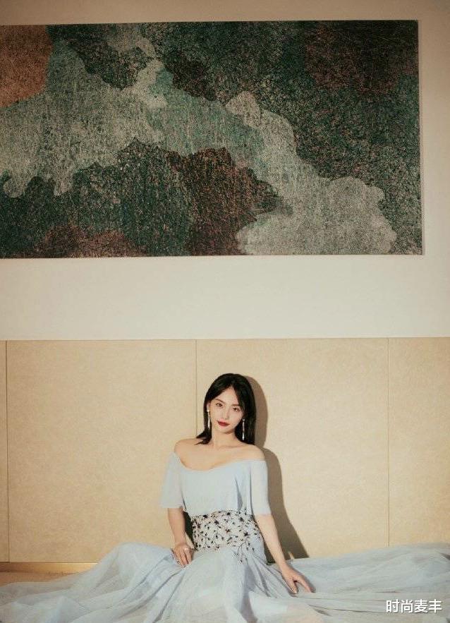 时尚麦丰|张嘉倪最新写真，一袭优雅长裙温柔似水，精致妩媚