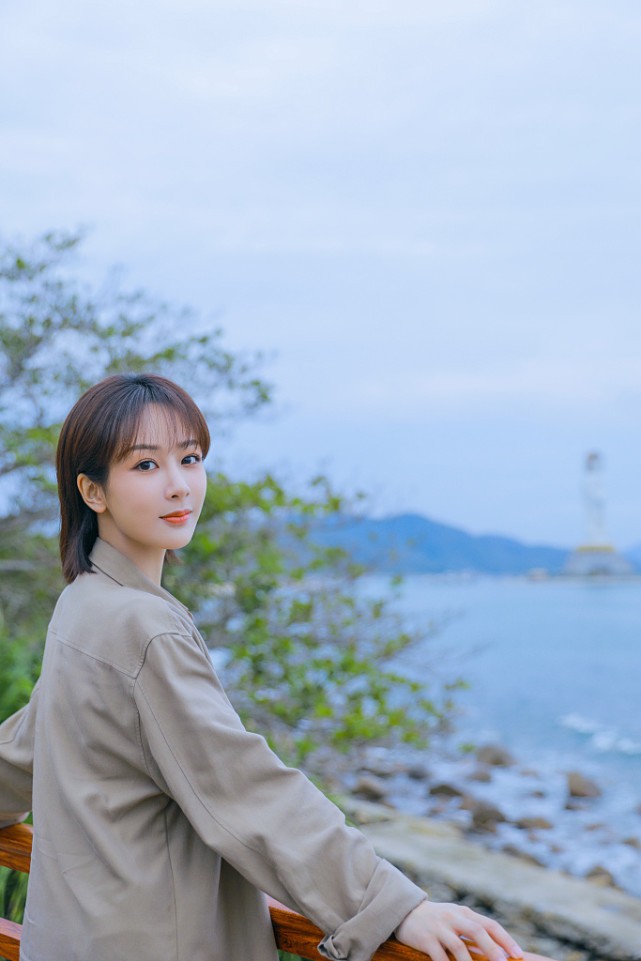 西布曲明 杨紫太适合“清纯”风了,剪了一头短发穿衬衫,看着舒服养眼