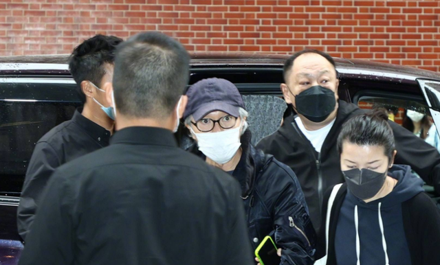 周星驰|刘德华抵达吴孟达灵堂，周星驰在助理搀扶下现身，或将为达叔扶灵