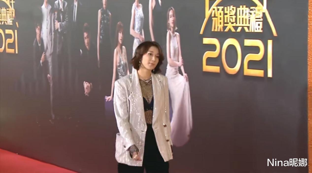 钟嘉欣|真替钟嘉欣捏把汗!走TVB颁奖红毯就穿西装,搭透视装众女星成陪衬