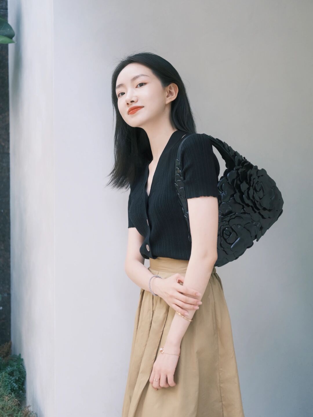 鱼司辰|夏季，如何穿出气质女神范，针织衫搭配半身裙简约高级，清爽干练