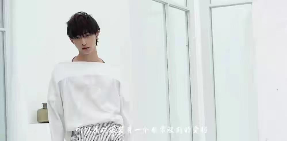 伊能静|伊能静儿子正式出道！穿露肚脐装拍片韩范足，母子俩机场高调牵手