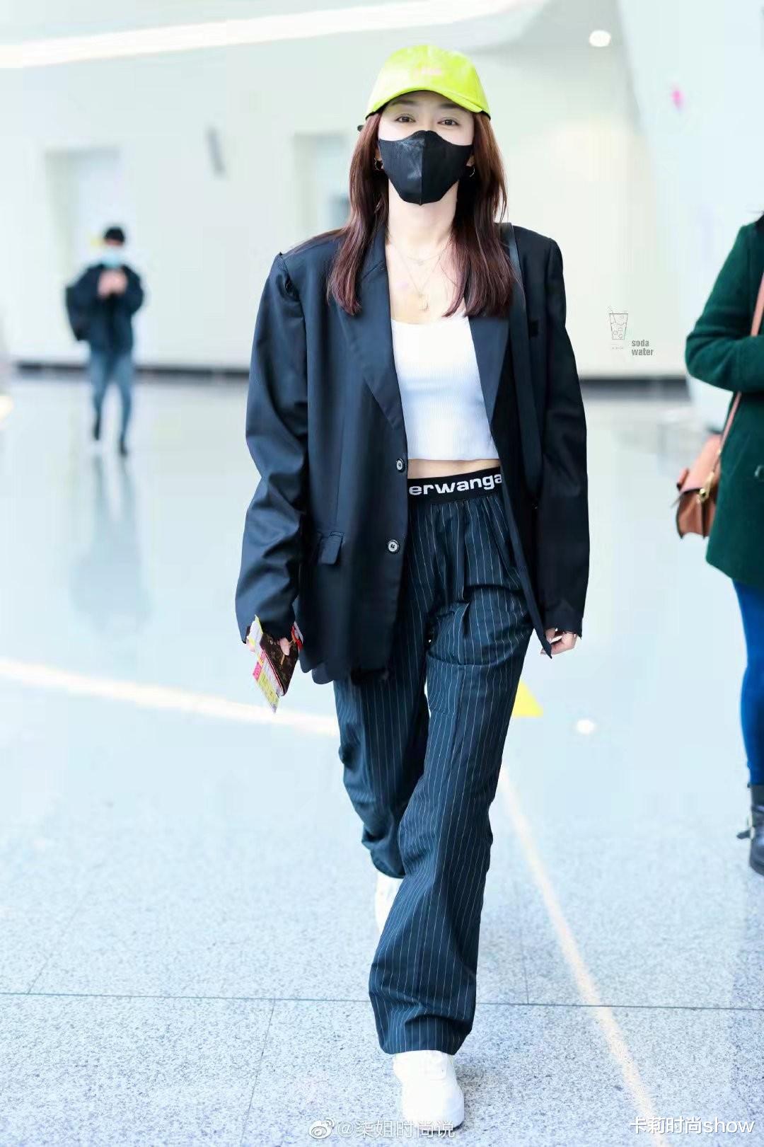 秦岚|秦岚的颜值秘诀是什么？42岁穿一身黑潮酷吸睛，看不出一点阿姨感