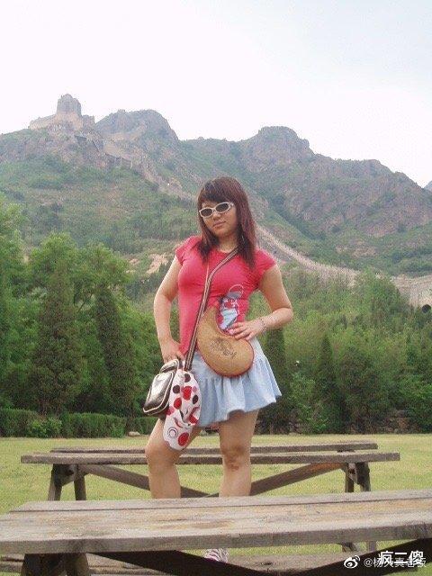 杨天真|杨天真晒15年前大学毕业照，非主流发型很有年代感，自信放光芒