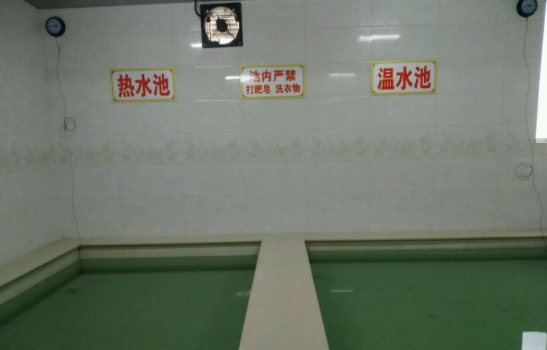 80岁老人花8块钱来澡堂洗澡,摔倒后让老板赔偿8万?法院判了