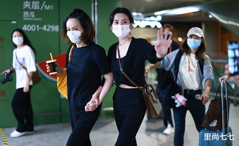里尚七七|合体走机场，宋祖儿背万元大牌炫腹，大28岁王琳靠王菲同款抢风头