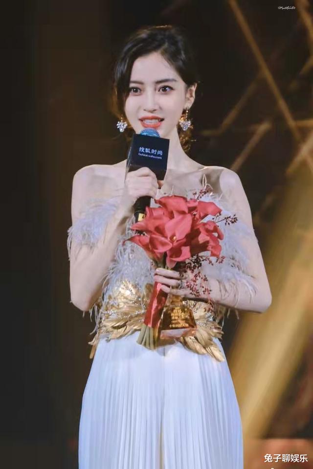 Angelababy|易烊千玺跨年在新闻联播,根正苗红!杨颖浙江跨年美翻天!