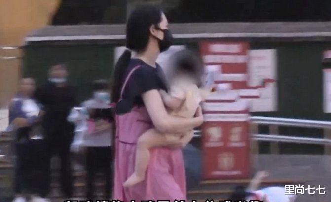 郭碧婷|二胎实锤？郭碧婷穿背带裙肚子隆起太明显，小心抱娃不敢压肚子