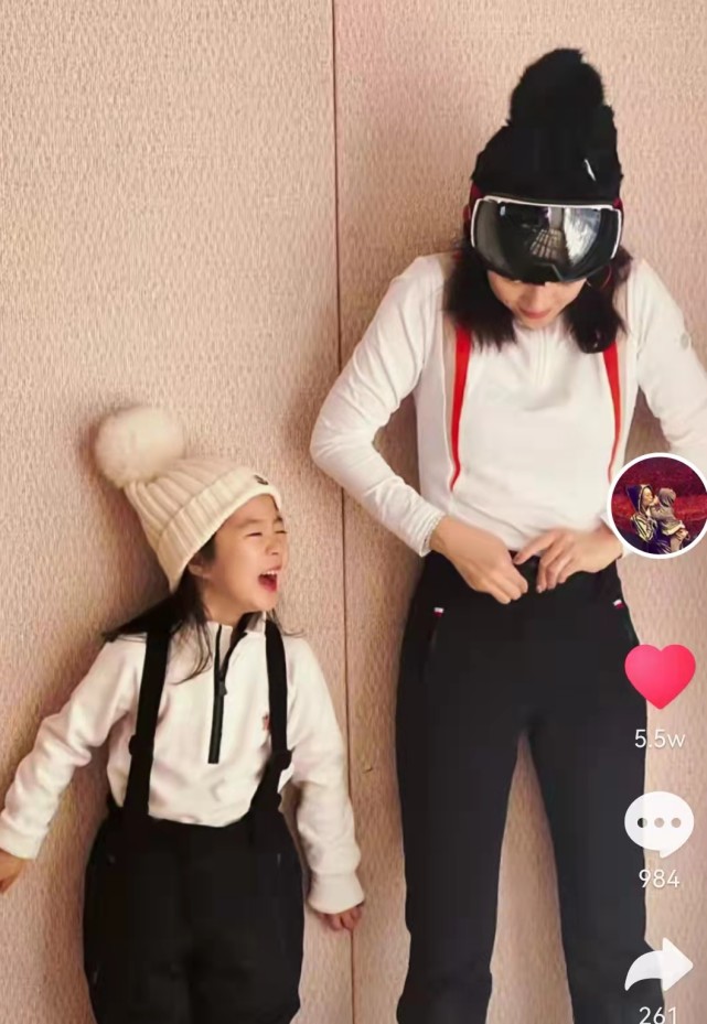 章子怡|章子怡记录女儿双板滑雪，换上新战衣后模样超帅气，最后玩累到坐着打瞌睡