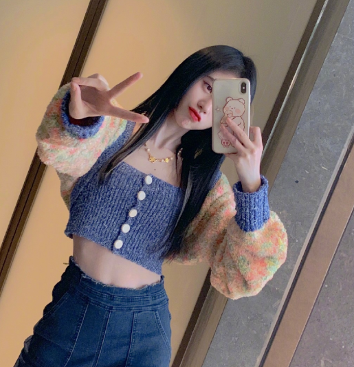 鞠婧祎|鞠婧祎虞书欣撞衫，两人穿同款衬衫，一个像网红一个像女明星