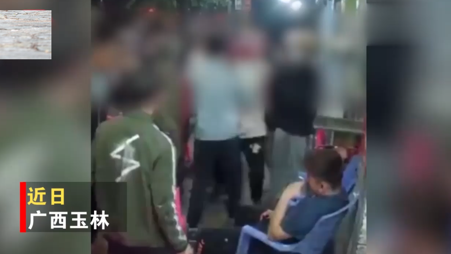 广西一男子夜市遭多人围殴,全程不还手,坐在椅子上淡定抽烟