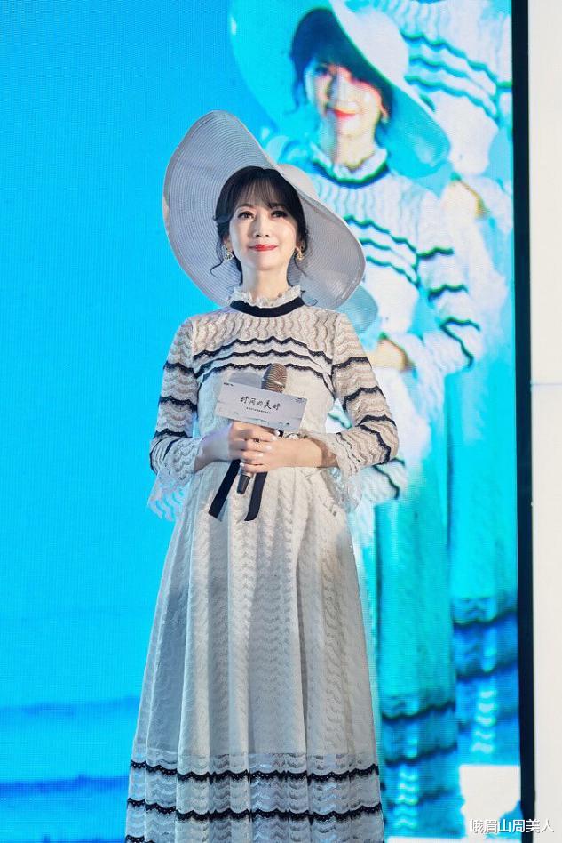 峨眉山周美人|赵雅芝67岁了还不服老，穿白色蕾丝裙配复古礼帽，韵味十足