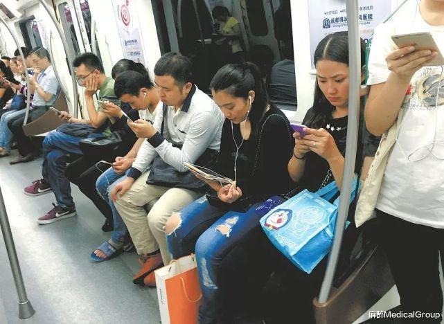 麻醉MedicalGroup|长时间玩手机，当心颈椎病找上门