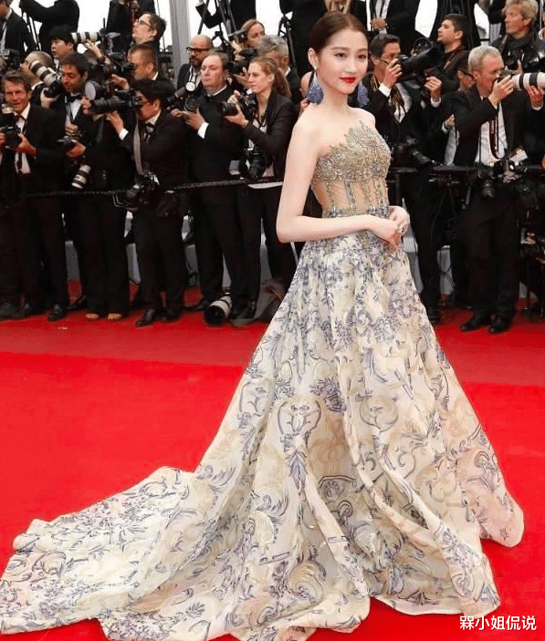 槑小姐侃说 关晓彤真是敢拼的90后,走红毯硬塞抹胸裙,勒出“副乳”也不尴尬