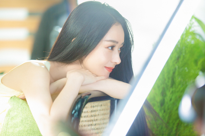 赵丽颖|赵丽颖端午晒九宫格宠粉，穿淡黄长裙出镜，长发飘飘甜味浓