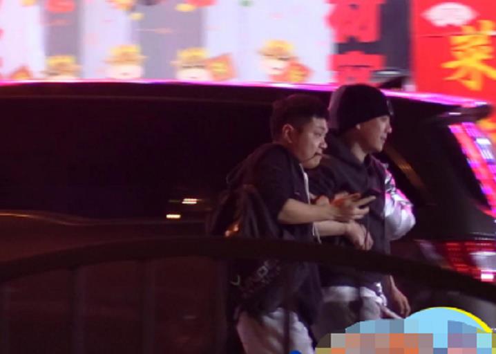 聚餐|离婚男星深夜与朋友聚餐，喝醉后被搀扶着离开，满脸笑容难掩开心