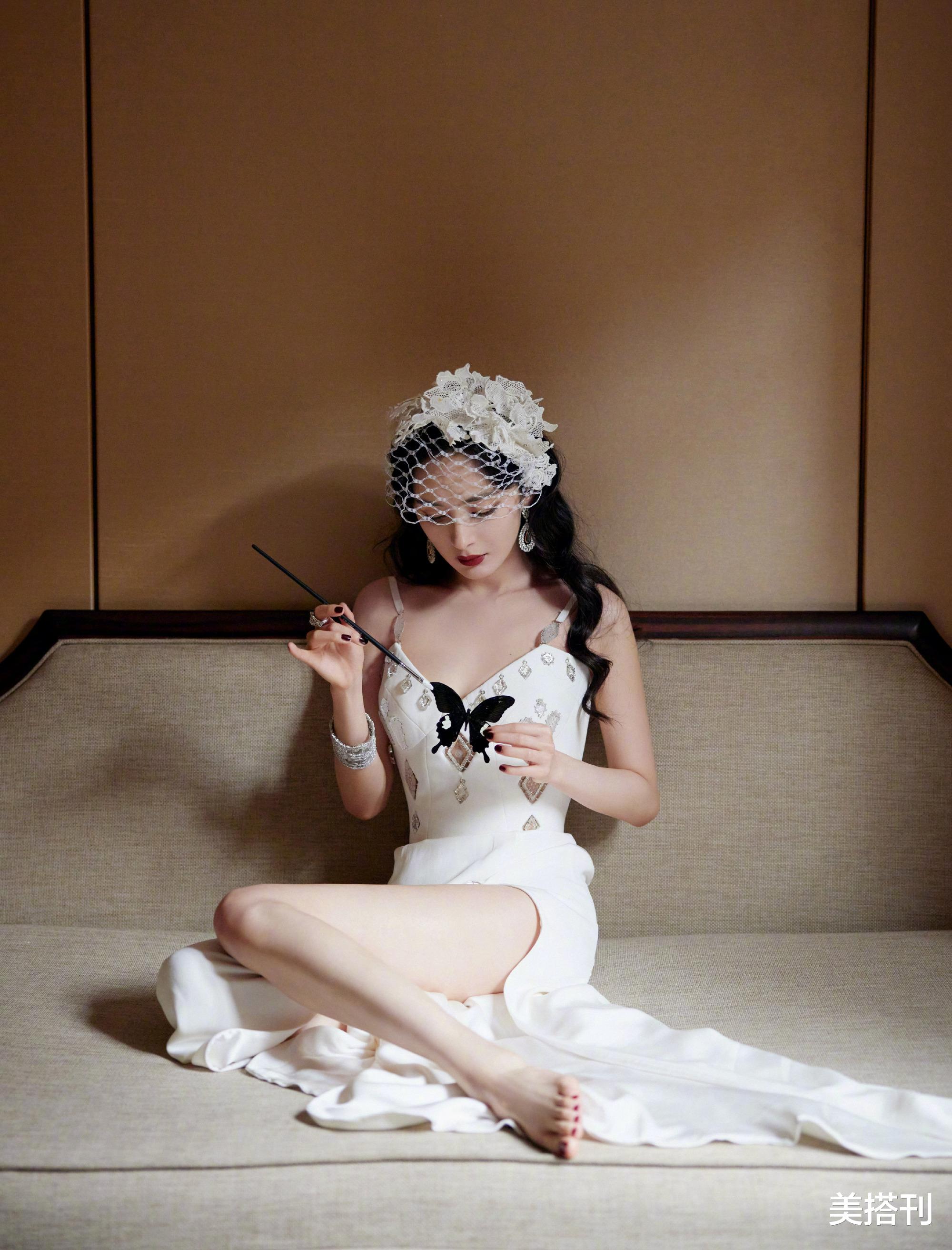 |杨幂又美出新高度！小白裙配同色头纱复古大胆，网友：纯欲鼻祖