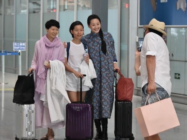 黄晓明|林依轮带老婆出行，胡子花白显出老态，西华穿碎花长袍气质也高级