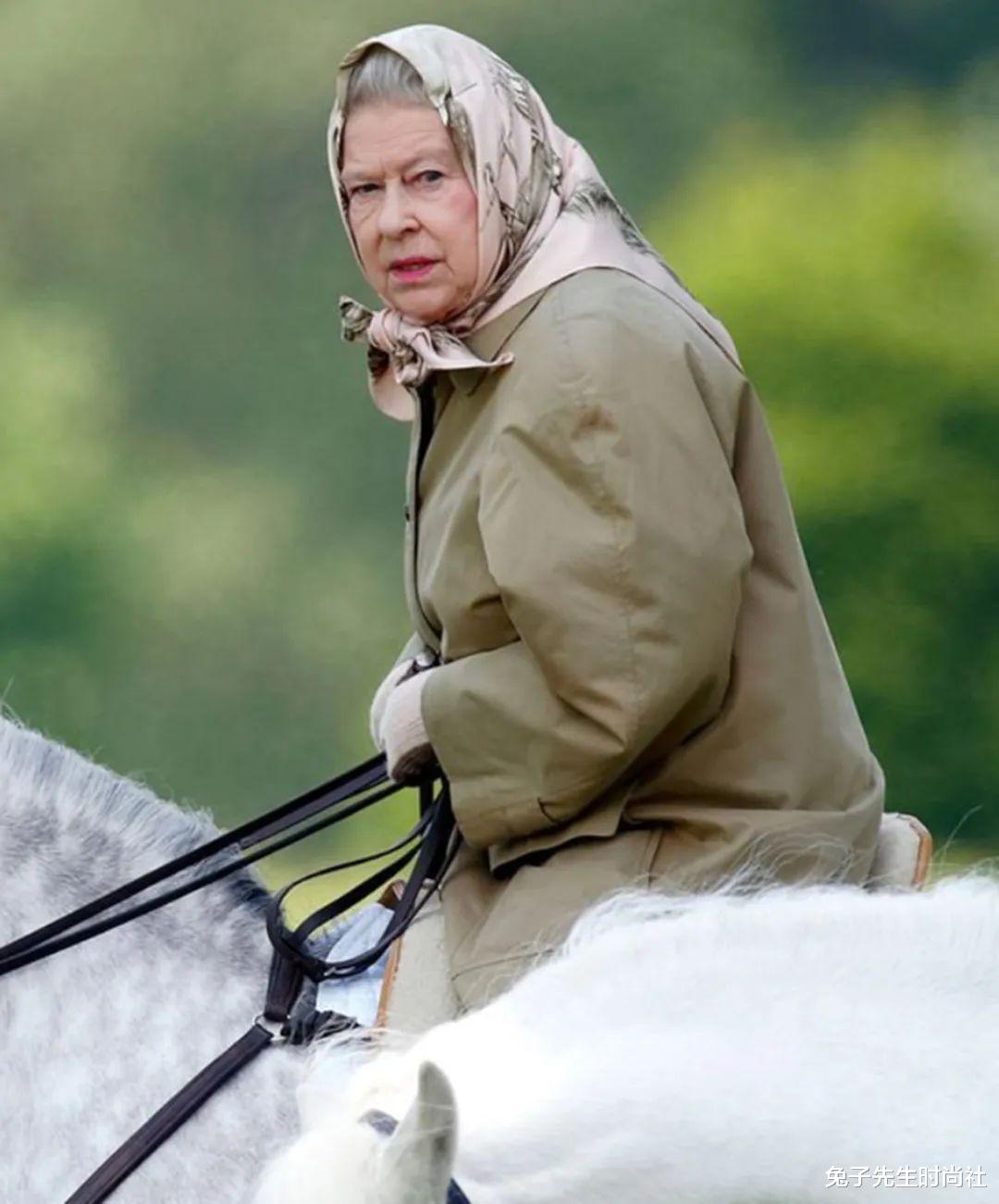 兔子先生时尚社 女王是老了，轻柔的头巾替代漂亮的王冠，她已经受不了王冠这重量