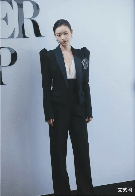 刘诗诗|众女星走红毯：杨幂刘诗诗挽手同行却冷落了唐嫣，女主持人因身高遭网络暴力