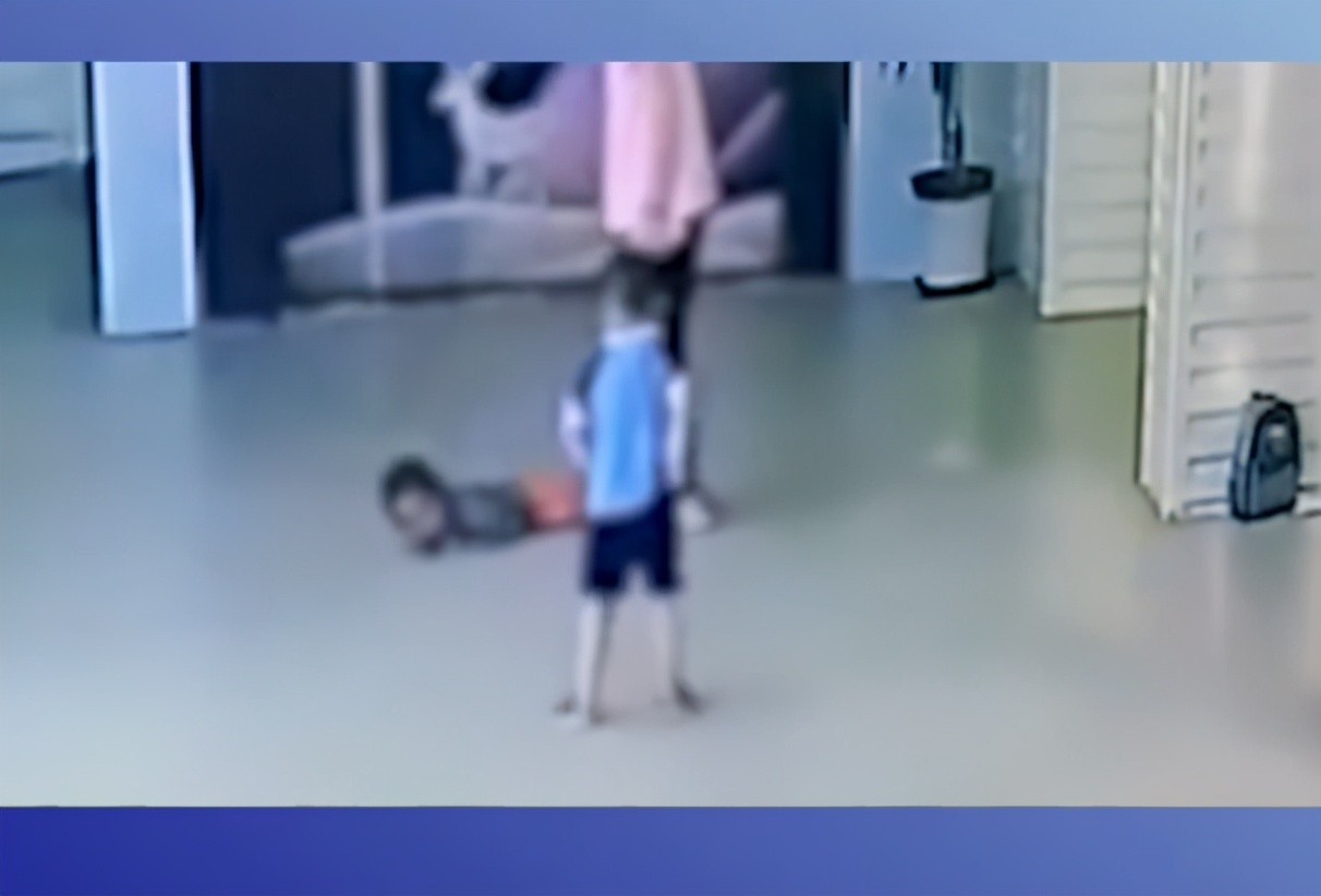 四面观察 幼儿园女老师推搡男童致其门牙脱落，涉事老师被控制，幼儿园关停