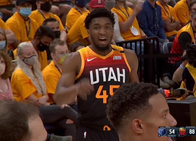 米切尔|西部首支！韦德观战爵士4-1正式晋级，米切尔爆粗怒吼：赶紧滚蛋