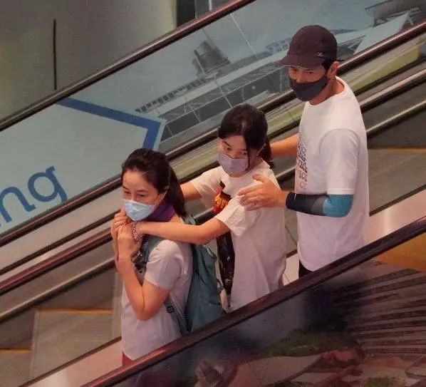 潘虹|张家辉一家三口外出，57岁关咏荷保养得宜，15岁女儿又是大长腿