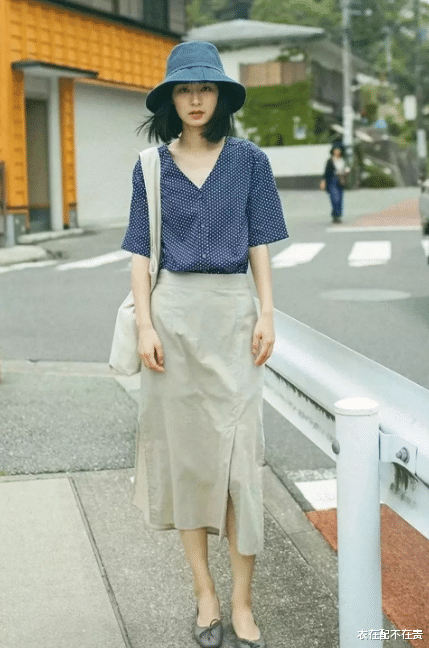 衣在配不在贵|杨幂腿长真占便宜，穿开叉裙比“原版模特”还有味道，慵懒又高冷