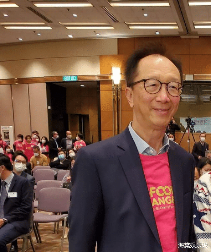 埃博拉疫情|伏明霞69岁富豪老公发际线秃了！甘比12月6日和他合影，太像父女