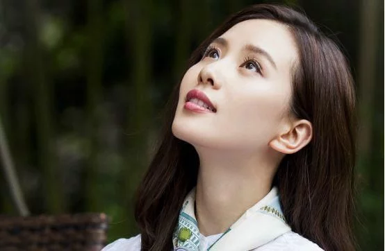 刘诗诗|刘诗诗当年差点嫁给他，如今身价上亿，却在陪妈妈摆地摊