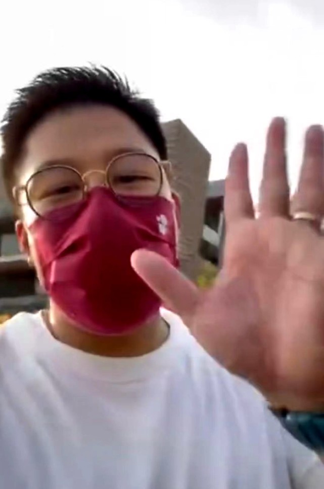 霍启刚|晶晶不在家霍启刚粗放型带娃，陪子女玩滑板任由女儿头发乱成鸡窝