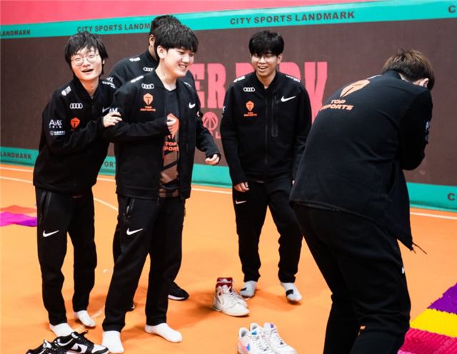 lpl|选手都横着飞出去了？LPL运动会倒二是RNG，倒一沉默几小时不吭声