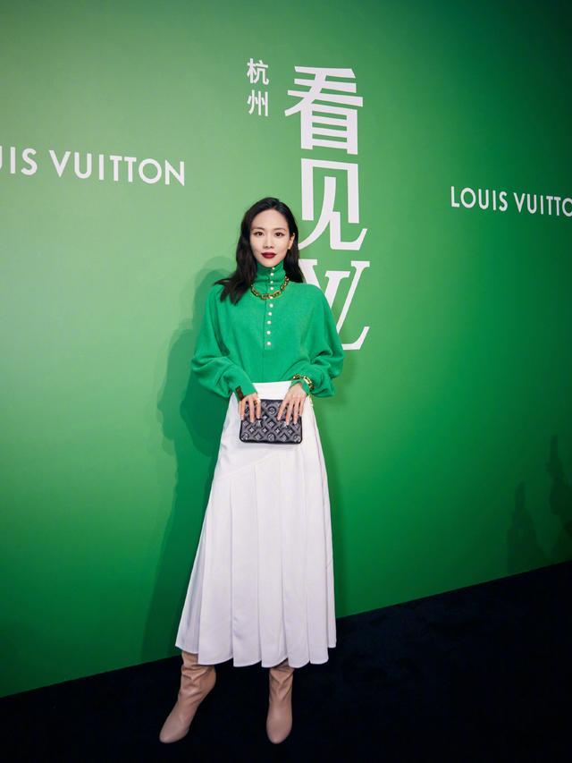 穿衣搭配|王霏霏翻红后更自信，穿“原谅色”针织衫配“死亡红唇”，姐真飒