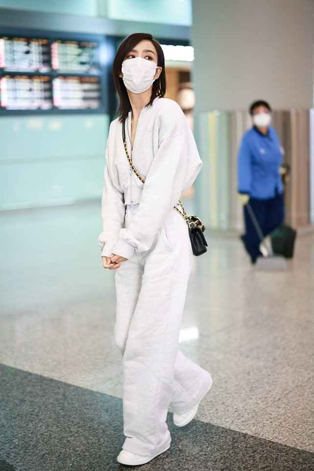 时尚潮流生活 佟丽娅越来越年轻?穿一套卫衣套装走机场,气质变得好极了!