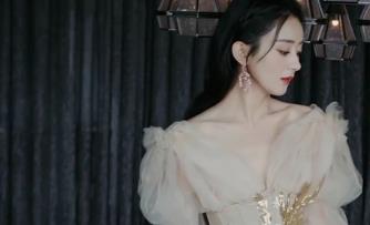 赵丽颖|赵丽颖杨紫一起走下台，请注意李现的反应，区别对待好明显