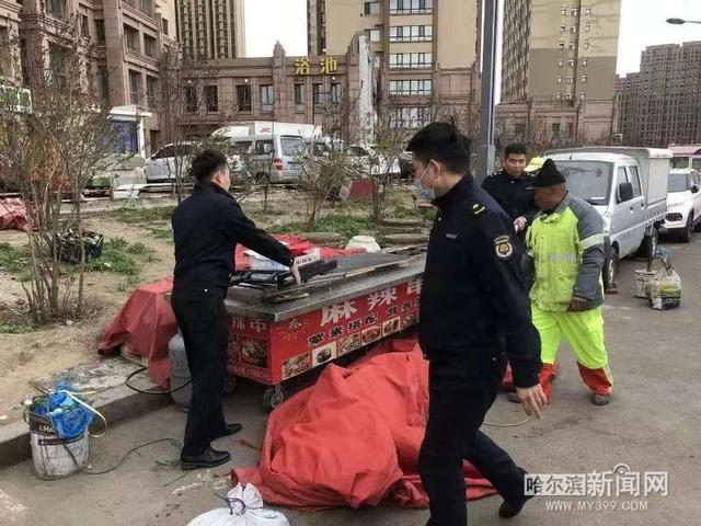 哈尔滨新闻网 城管在身边 结果反馈   永兴路大排档占道物品全部没收