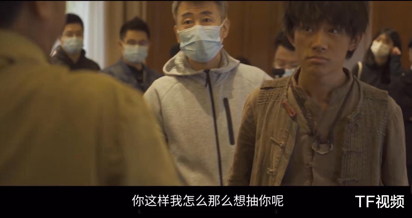 黄景瑜|《长津湖》特辑曝光，易烊千玺表情欠揍，他扔弹姿势与扔石子神似