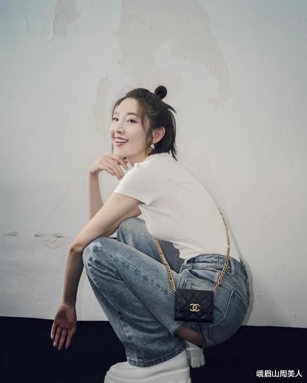 峨眉山周美人|唐艺昕最新“性感写真”，挖空吊带裙配黑丝袜，网友：差点认不出