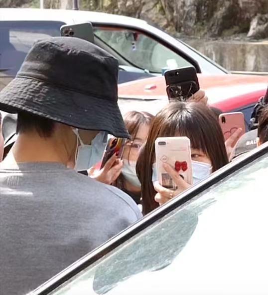 肖战|肖战《玉骨遥》剧照疑公开！穿蓝色长裙，新造型像“奶油小生”